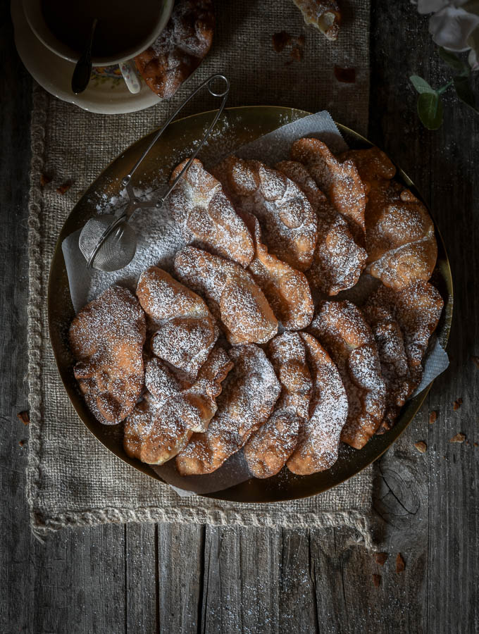 Orejas gallegas de carnaval. Receta tradicional con y sin Thermomix