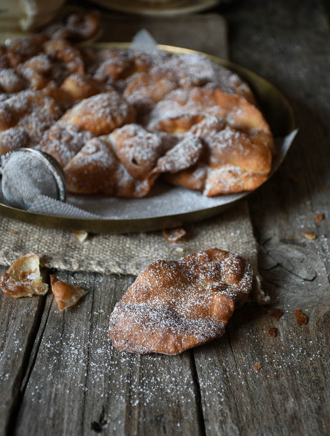 Orejas gallegas de carnaval. Receta tradicional con y sin Thermomix